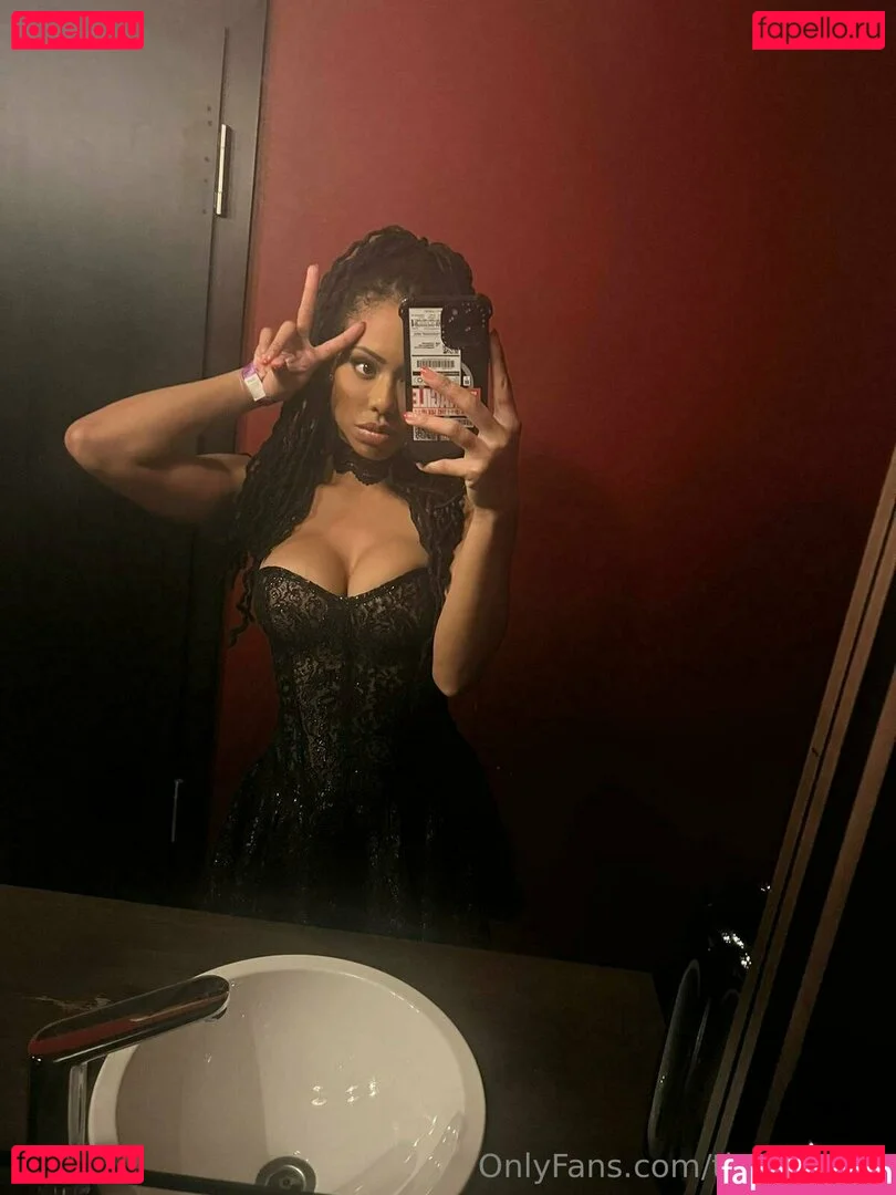 Kira Noir Onlyfans Photo Gallery 