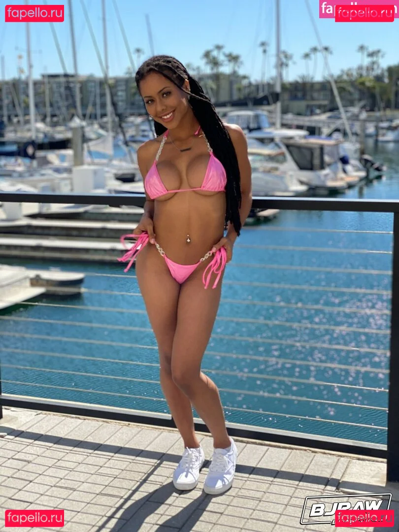 Kira Noir Onlyfans Photo Gallery 