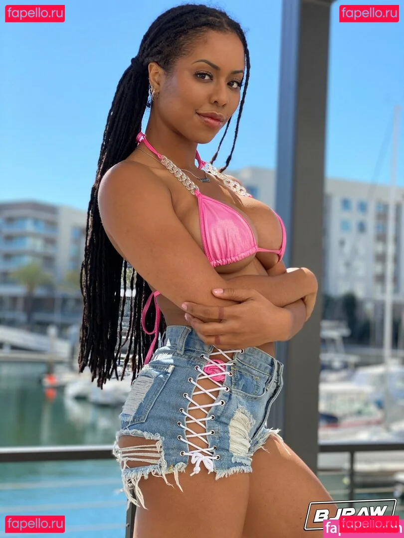 Kira Noir Onlyfans Photo Gallery 