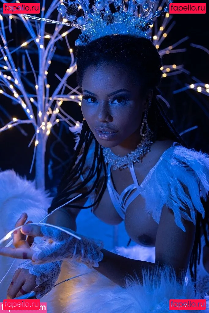 Kira Noir Onlyfans Photo Gallery 