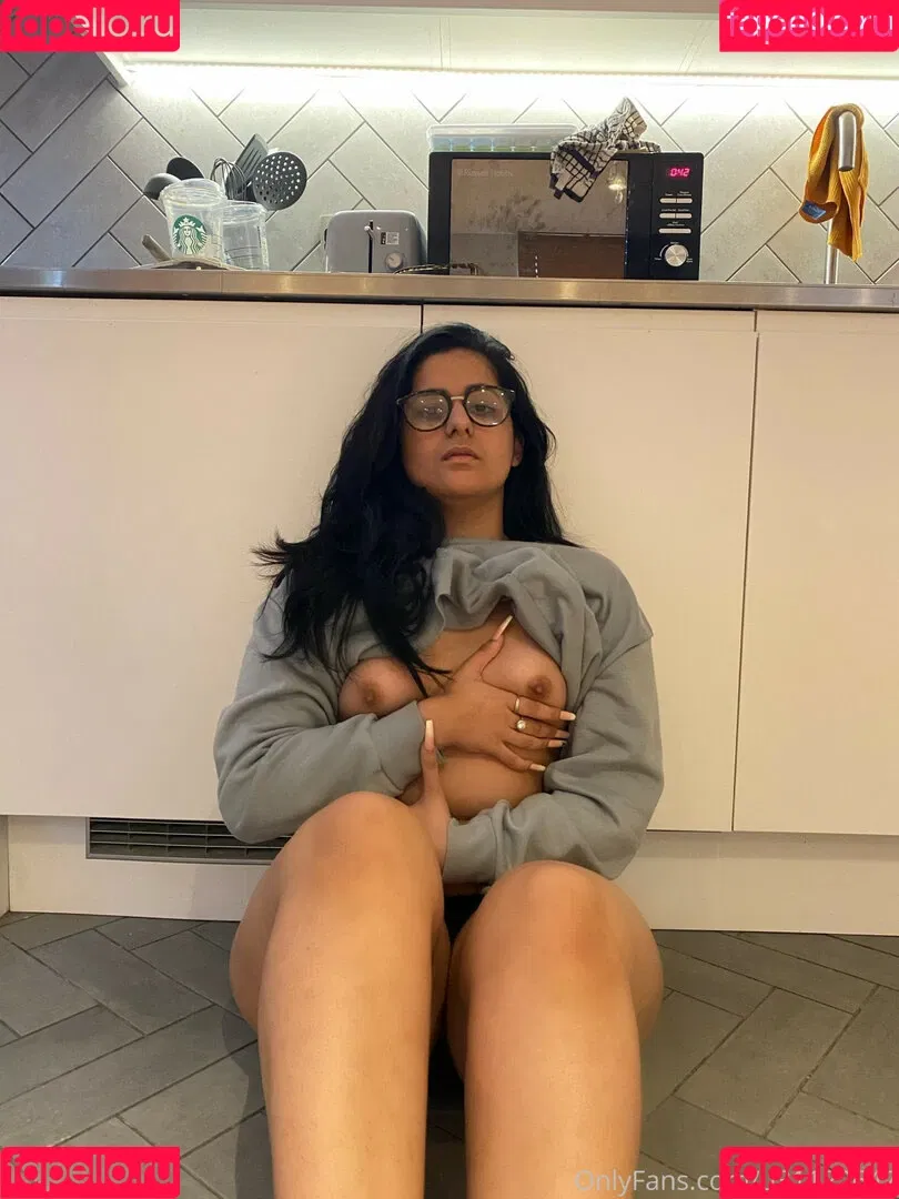 Mel Farahmand Onlyfans Photo Gallery 