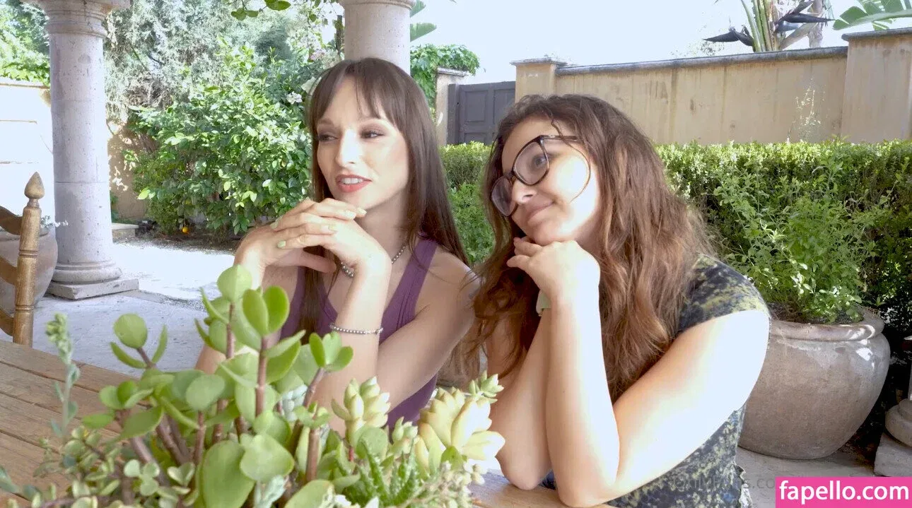 Leana Lovings Onlyfans Photo Gallery 