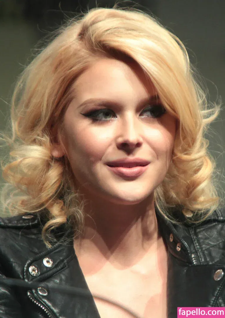 Renee Olstead Onlyfans Photo Gallery 