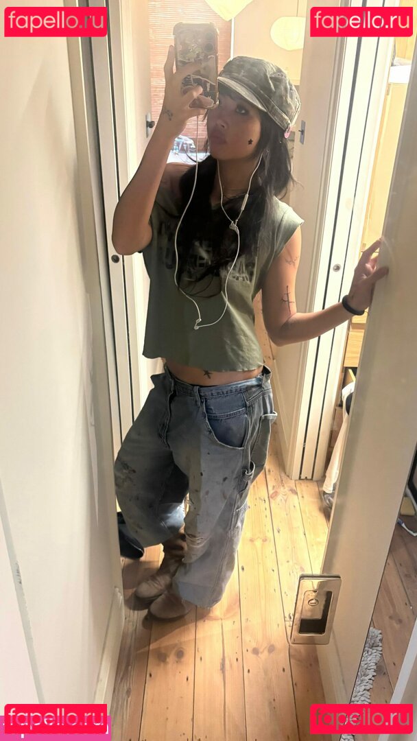 Beabadoobee Nude Onlyfans Photo 9