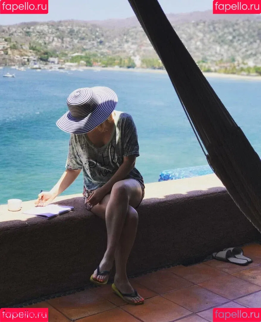 Ashley Johnson Onlyfans Photo Gallery 
