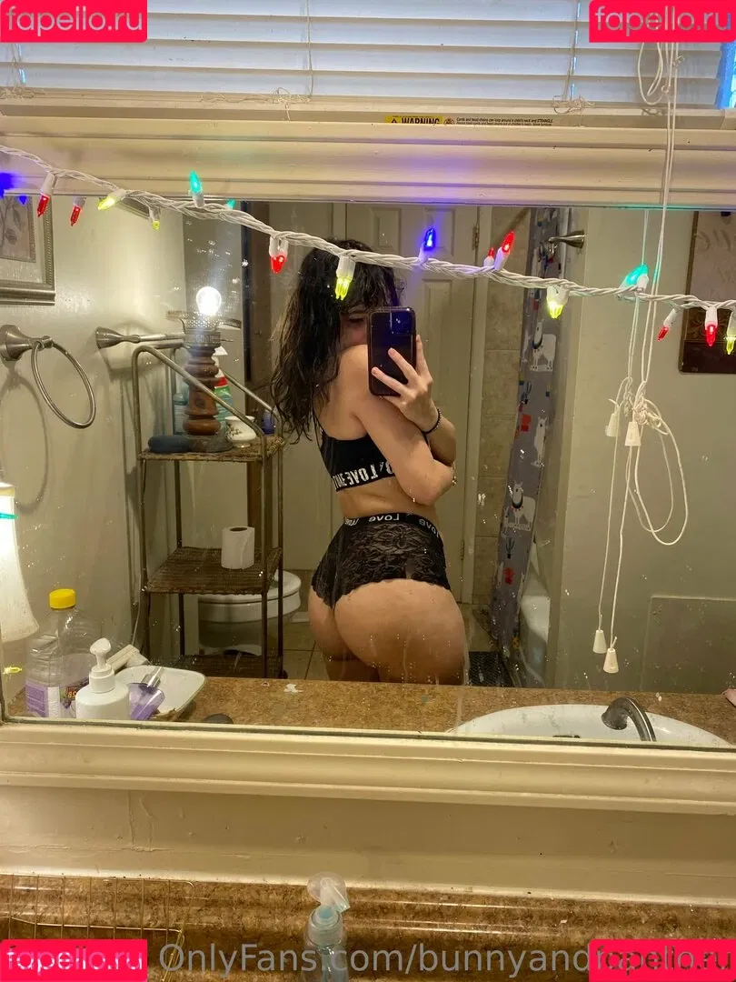 totallynotsarah Onlyfans Photo Gallery 