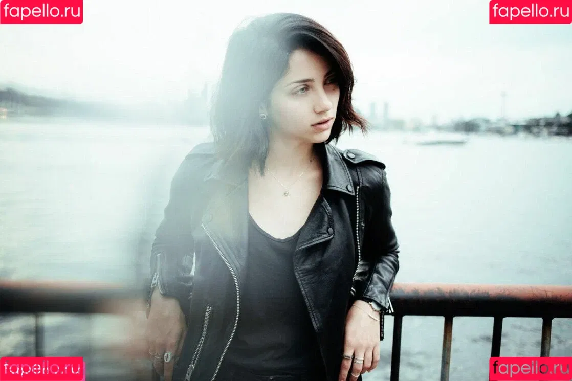 Emily Rudd Onlyfans Photo Gallery 
