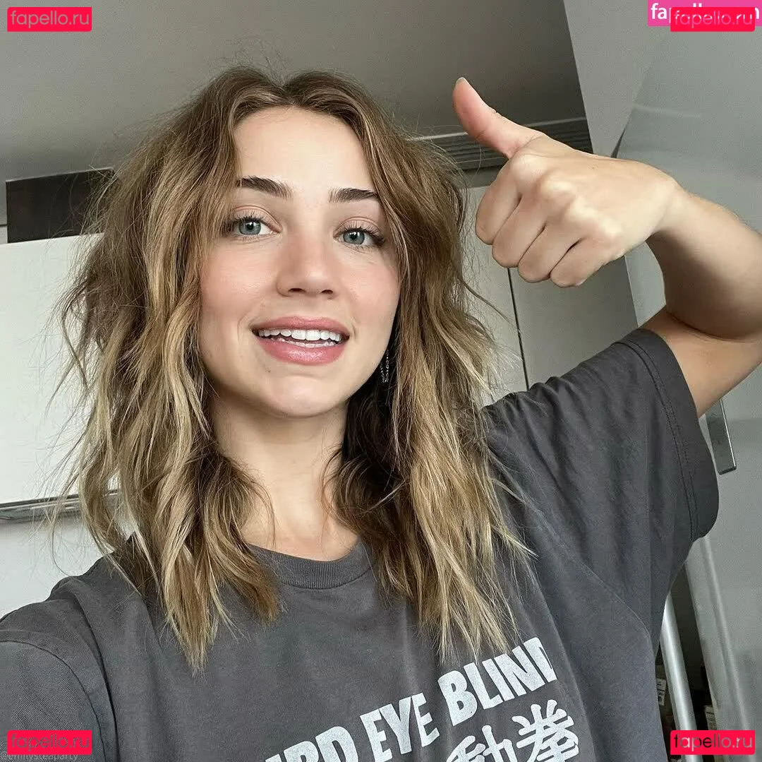 Emily Rudd Onlyfans Photo Gallery 