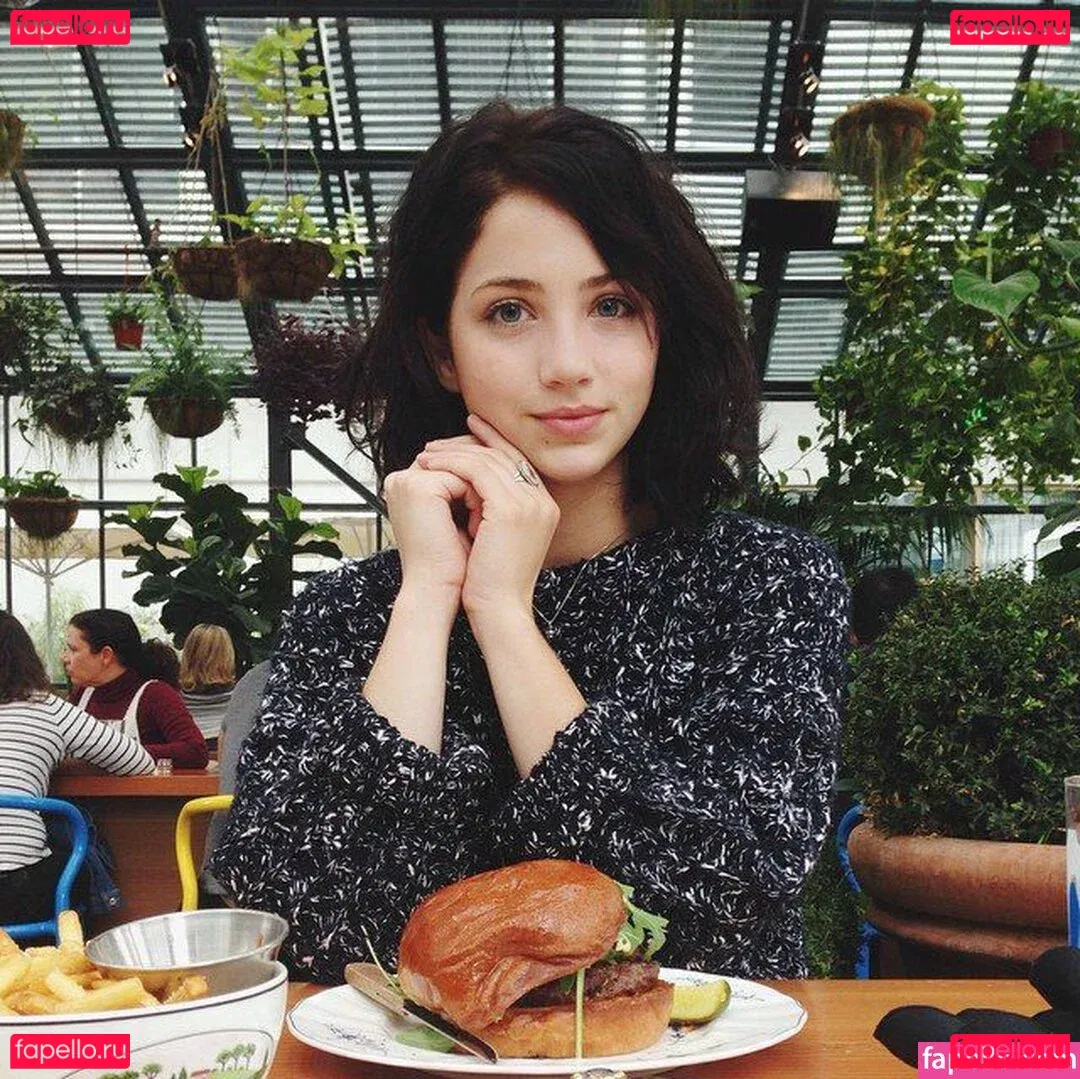 Emily Rudd Onlyfans Photo Gallery 