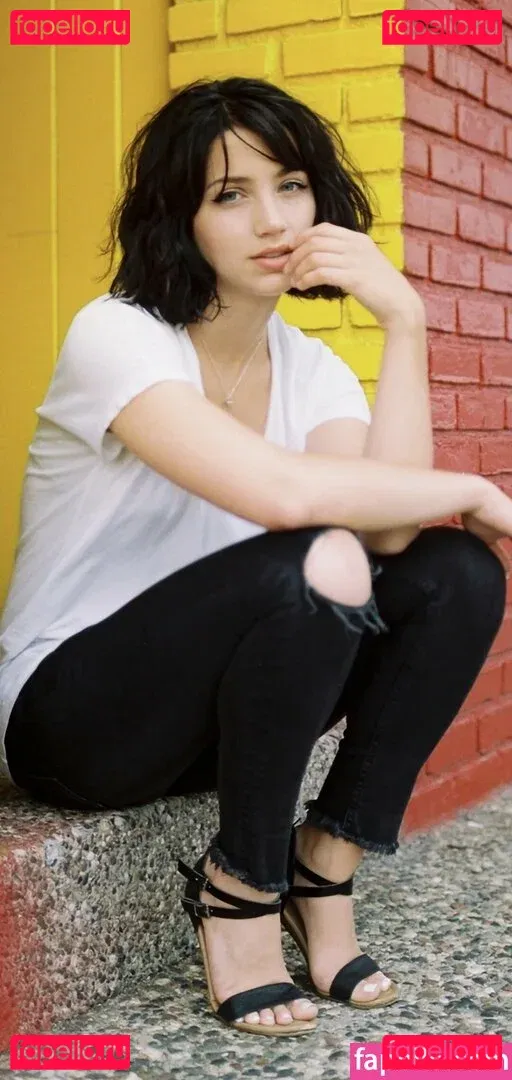 Emily Rudd Onlyfans Photo Gallery 