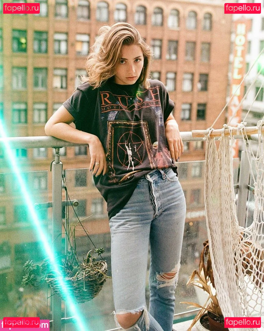 Emily Rudd Onlyfans Photo Gallery 