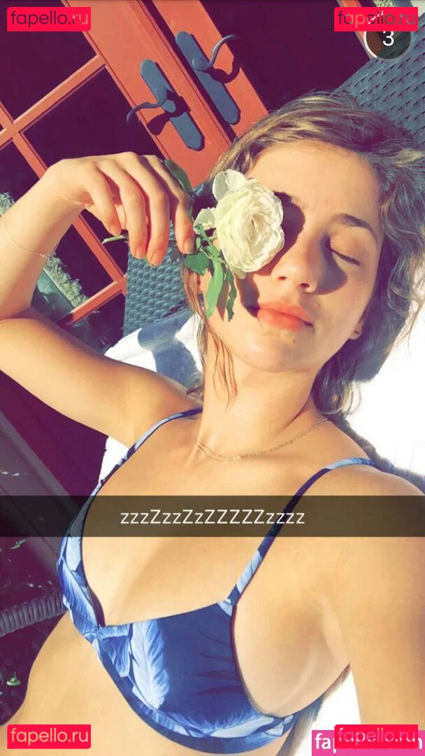 Emily Rudd Onlyfans Photo Gallery 