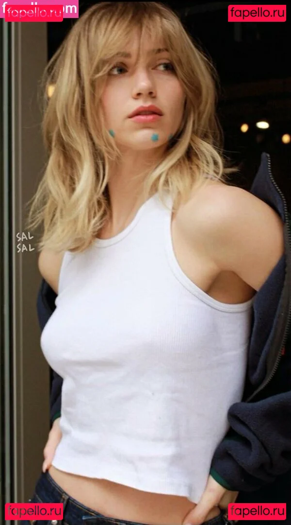 Emily Rudd Onlyfans Photo Gallery 