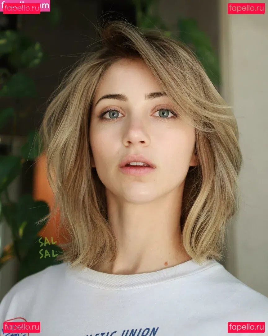 Emily Rudd Onlyfans Photo Gallery 