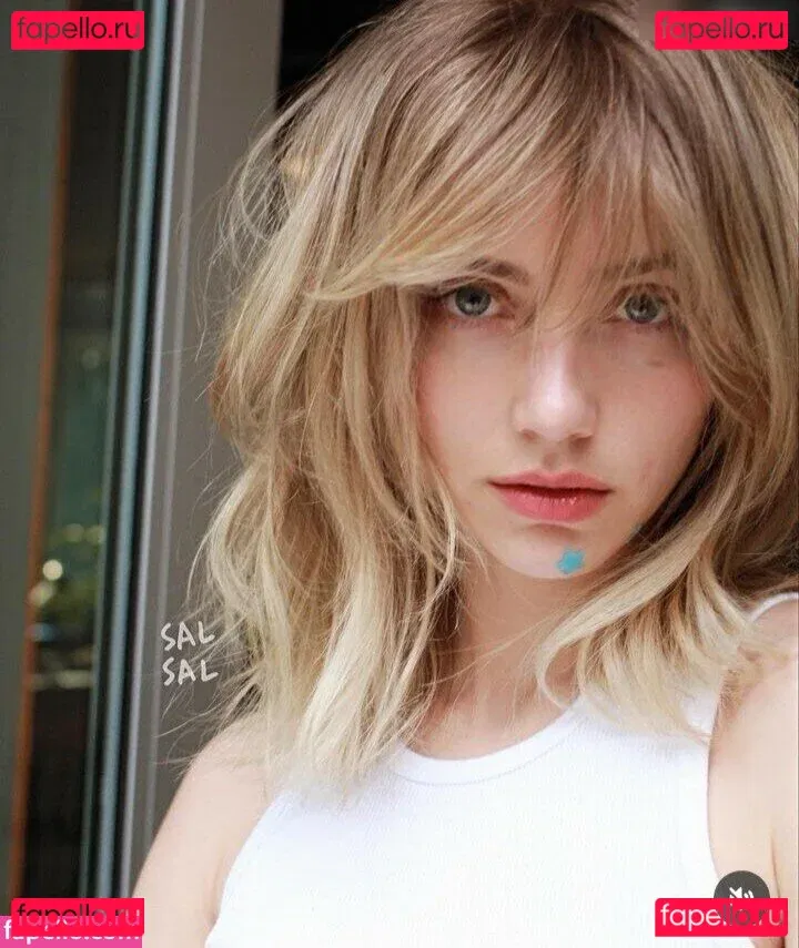 Emily Rudd Onlyfans Photo Gallery 