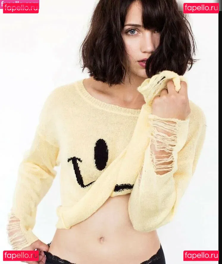 Emily Rudd Onlyfans Photo Gallery 