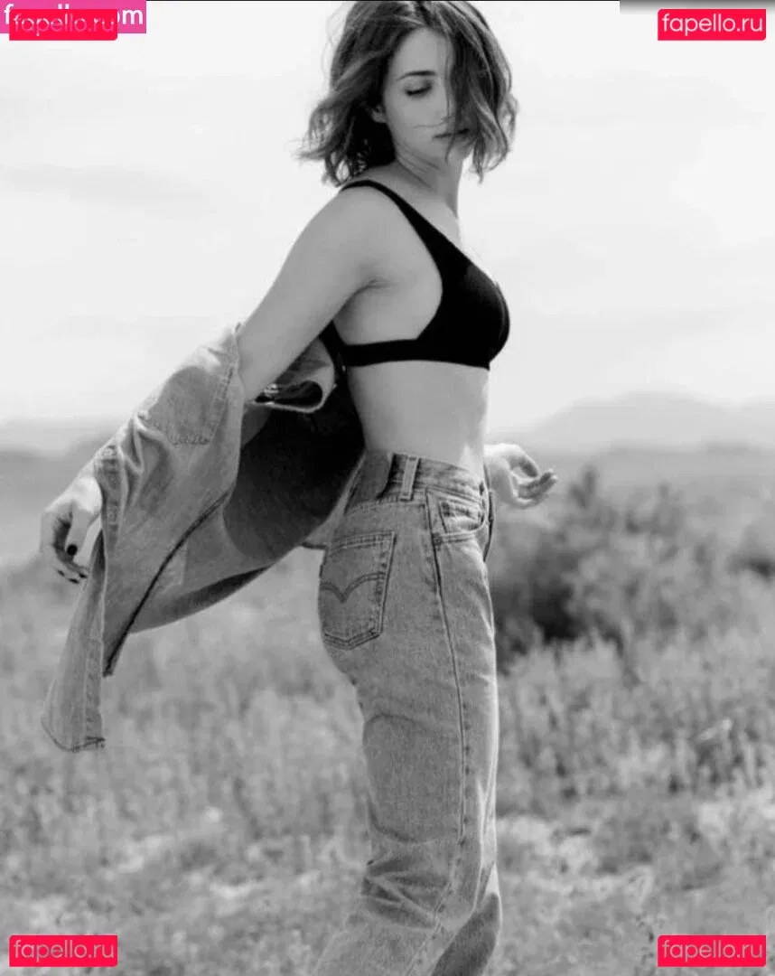 Emily Rudd Onlyfans Photo Gallery 