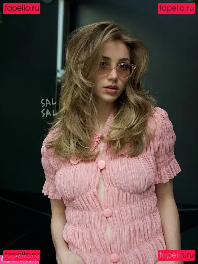 Emily Rudd Onlyfans Photo Gallery 