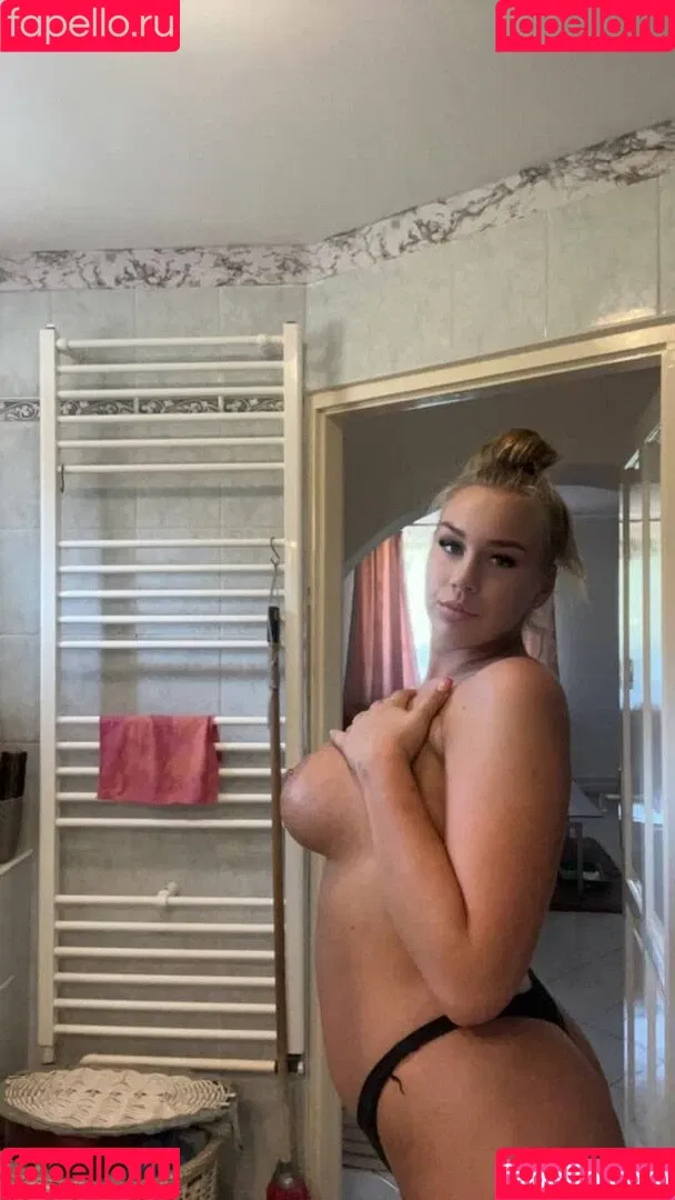 ava.busty10 Onlyfans Photo Gallery 