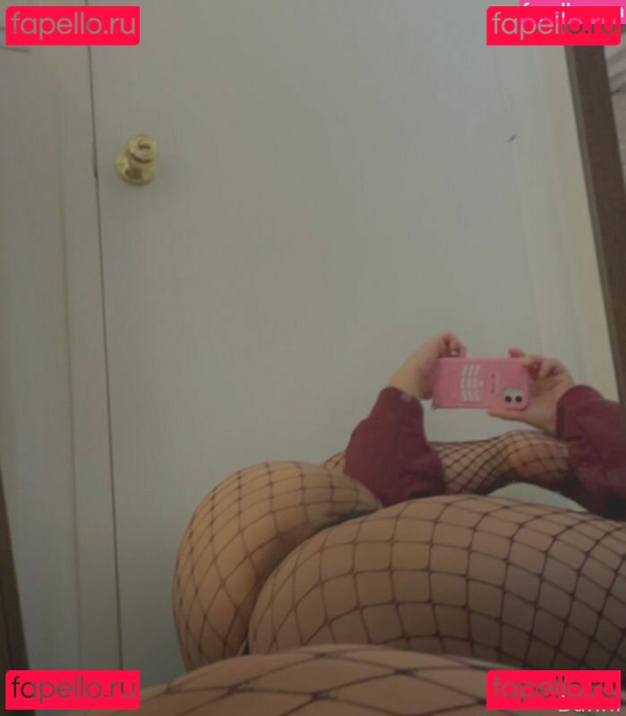 StrawbewwyMilf Nude Onlyfans Photo 4