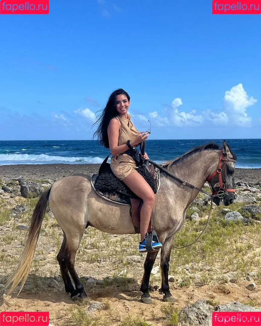 Tara Yazdi Onlyfans Photo Gallery 