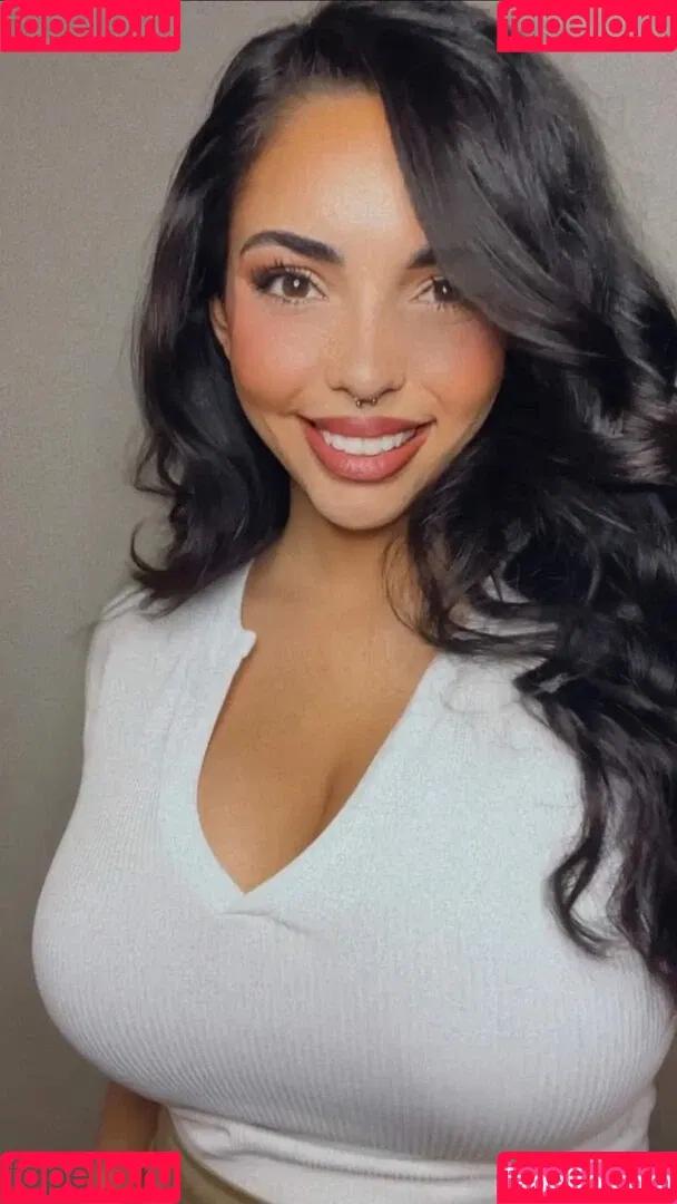 Tara Yazdi Onlyfans Photo Gallery 