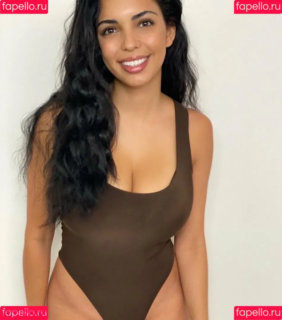 Tara Yazdi Onlyfans Photo Gallery 