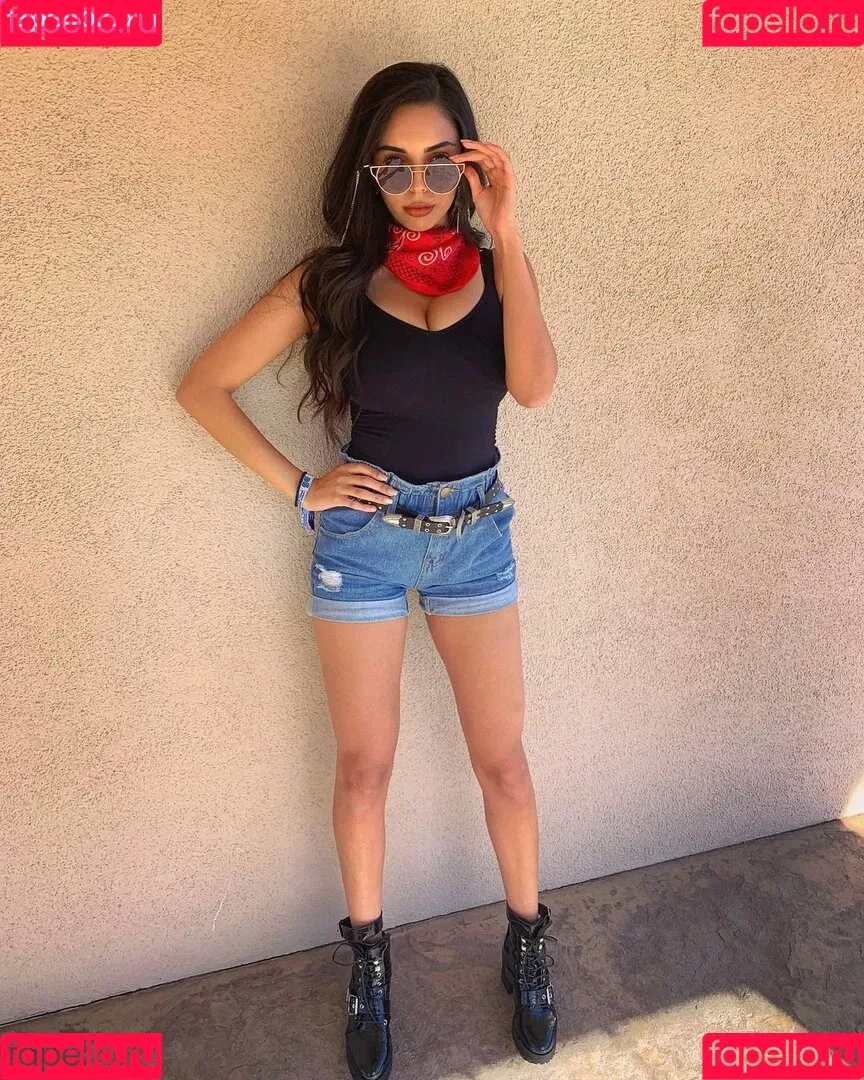 Tara Yazdi Onlyfans Photo Gallery 