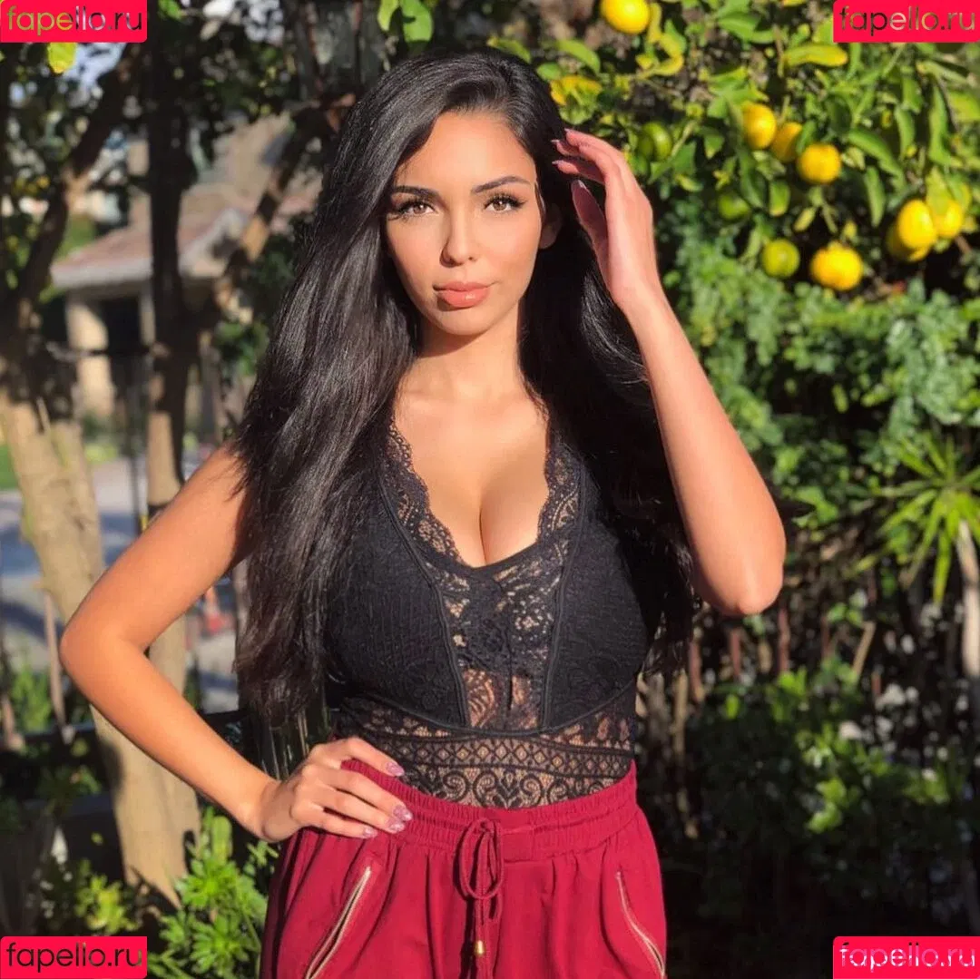 Tara Yazdi Onlyfans Photo Gallery 
