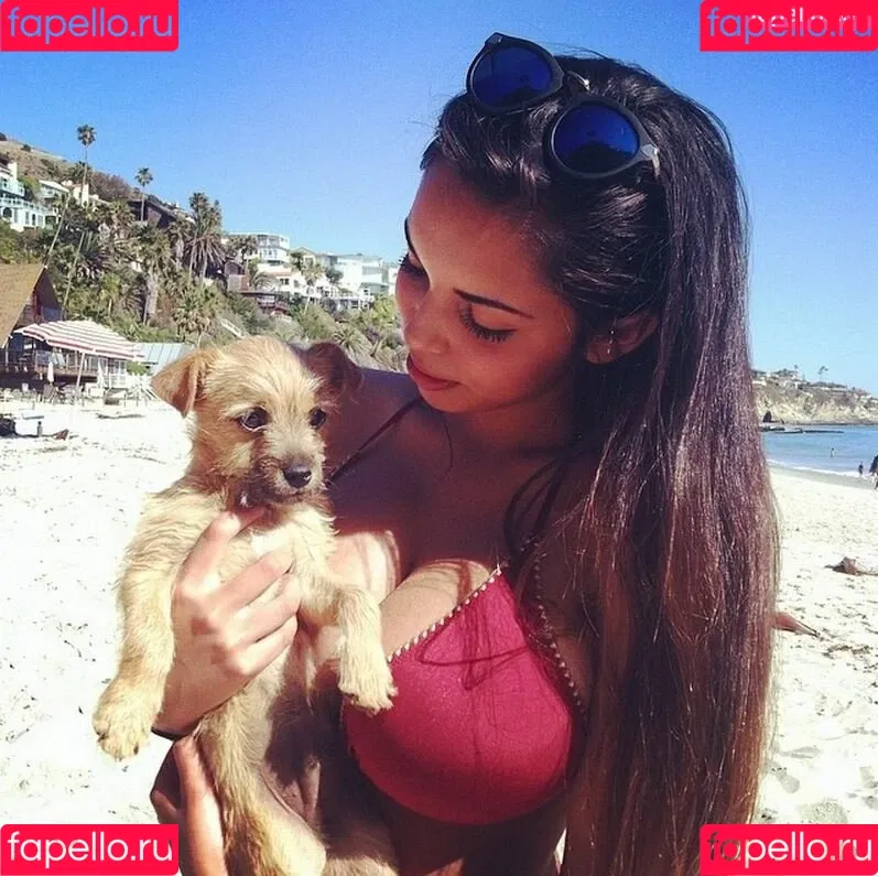 Tara Yazdi Onlyfans Photo Gallery 