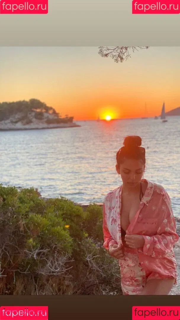 Tara Yazdi Onlyfans Photo Gallery 