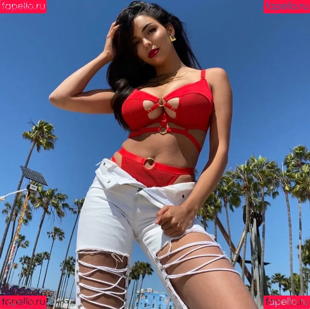 Tara Yazdi Onlyfans Photo Gallery 