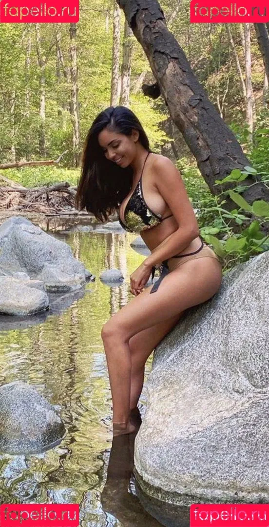Tara Yazdi Onlyfans Photo Gallery 