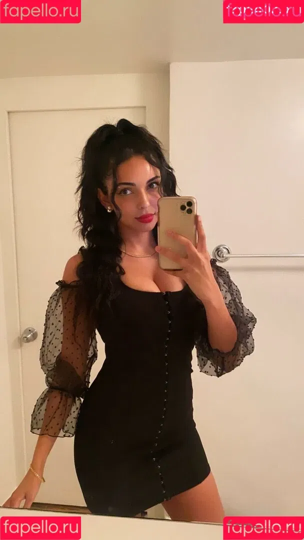 Tara Yazdi Onlyfans Photo Gallery 