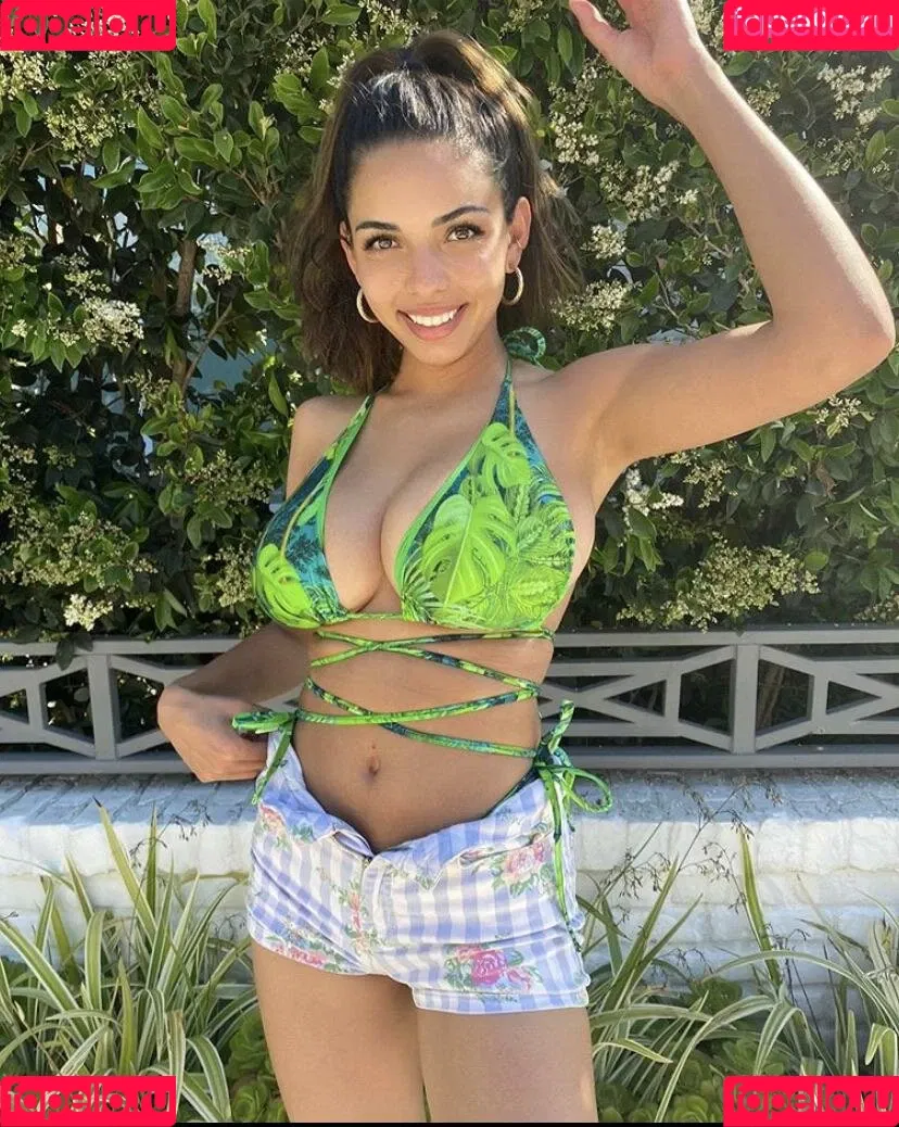 Tara Yazdi Onlyfans Photo Gallery 