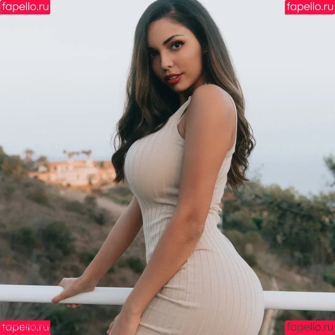 Tara Yazdi Onlyfans Photo Gallery 
