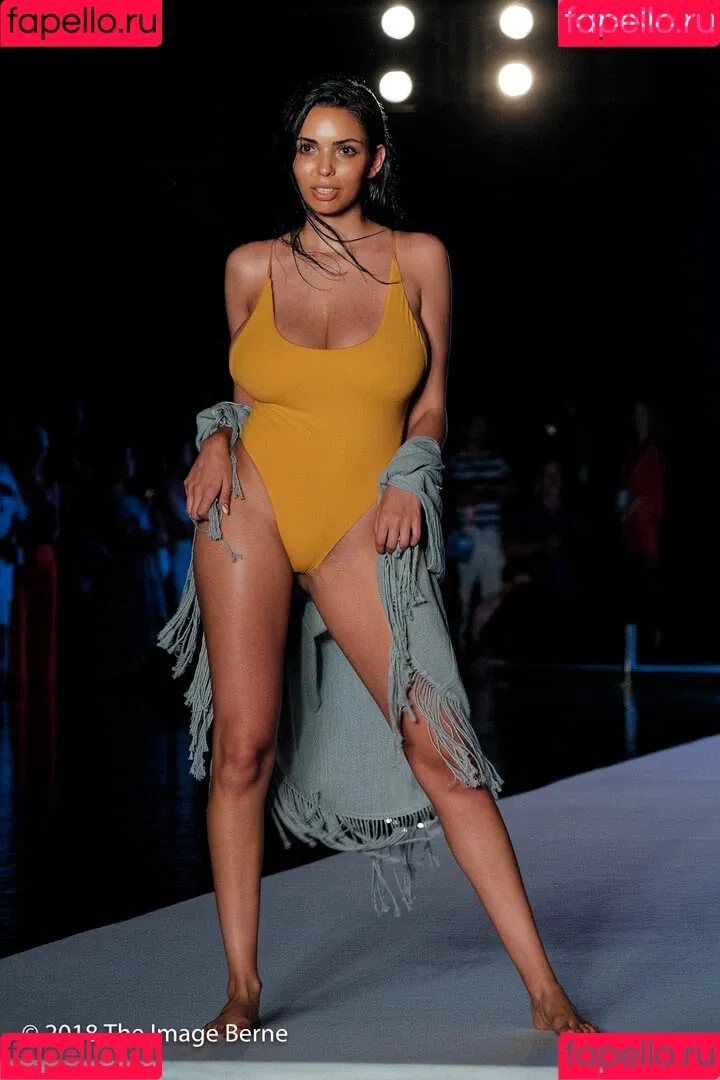 Tara Yazdi Onlyfans Photo Gallery 