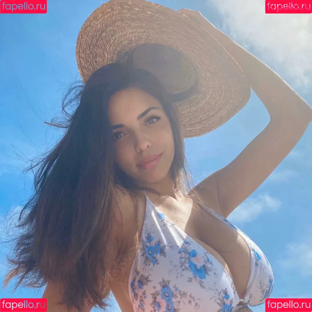 Tara Yazdi Onlyfans Photo Gallery 