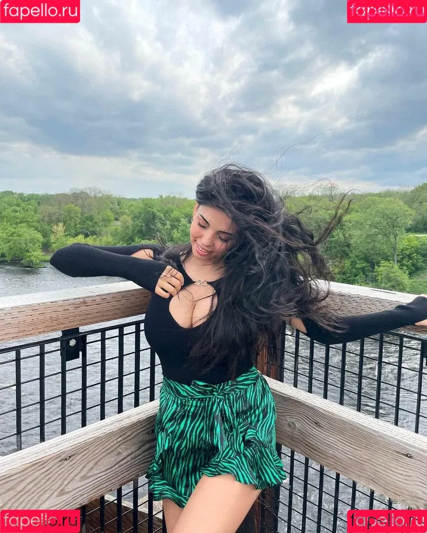 Tara Yazdi Onlyfans Photo Gallery 