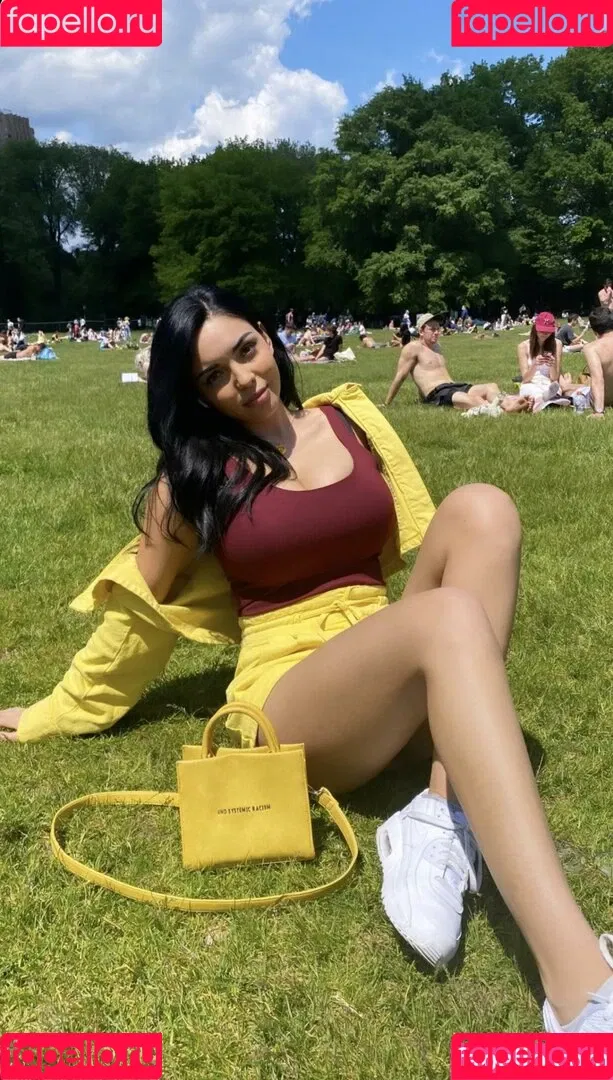 Tara Yazdi Onlyfans Photo Gallery 