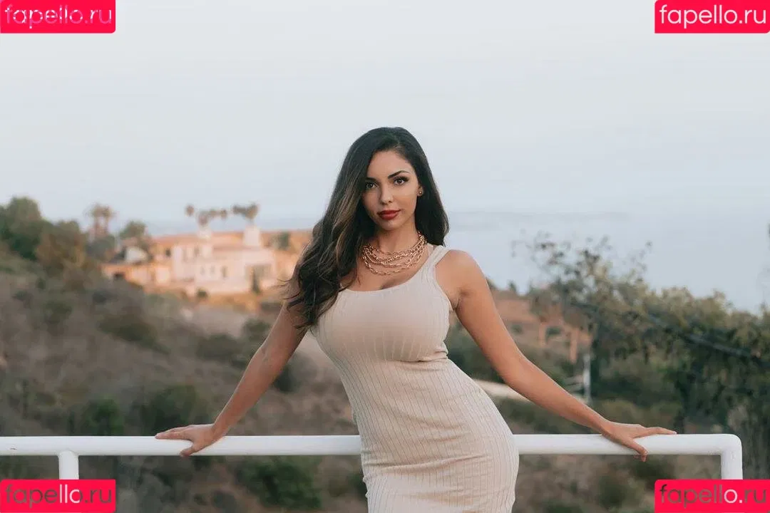 Tara Yazdi Onlyfans Photo Gallery 