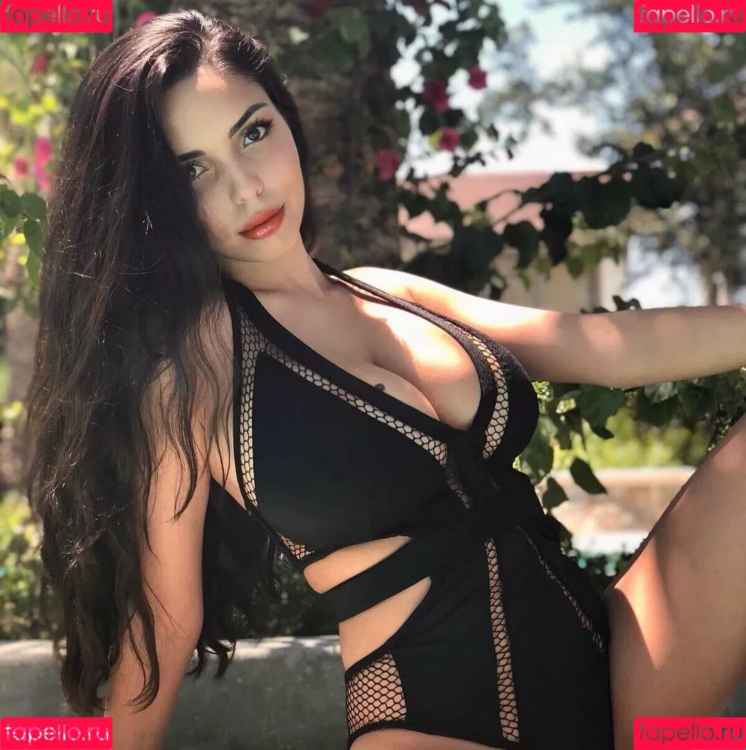 Tara Yazdi Onlyfans Photo Gallery 