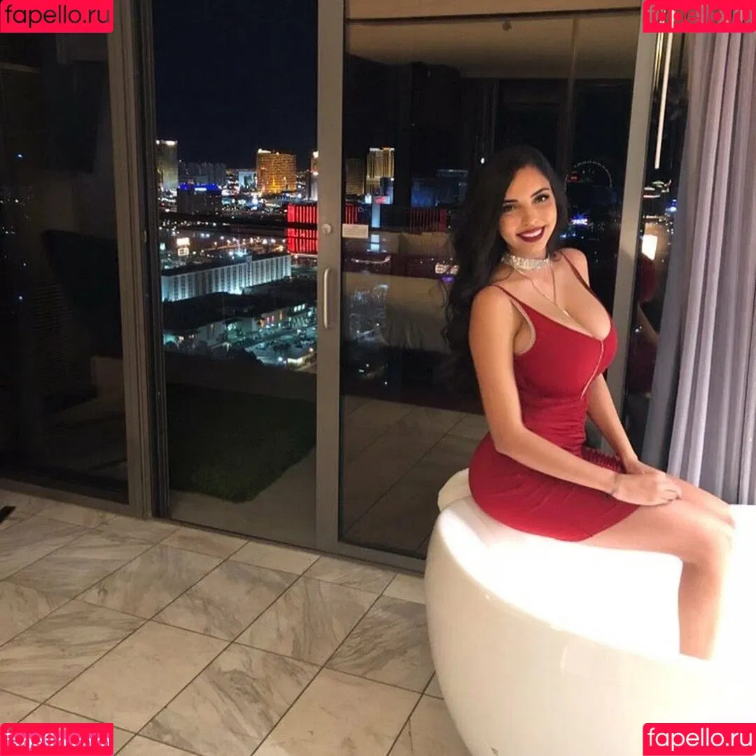 Tara Yazdi Onlyfans Photo Gallery 