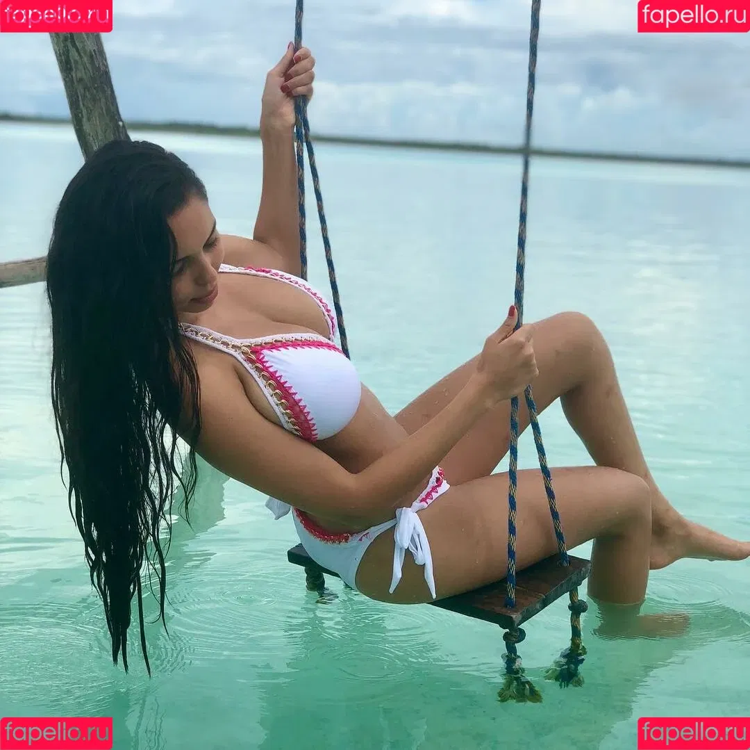 Tara Yazdi Onlyfans Photo Gallery 