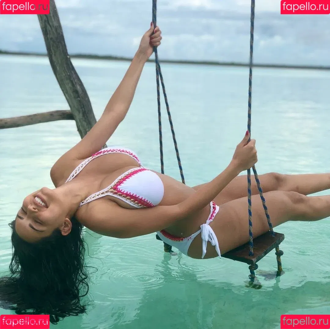 Tara Yazdi Onlyfans Photo Gallery 