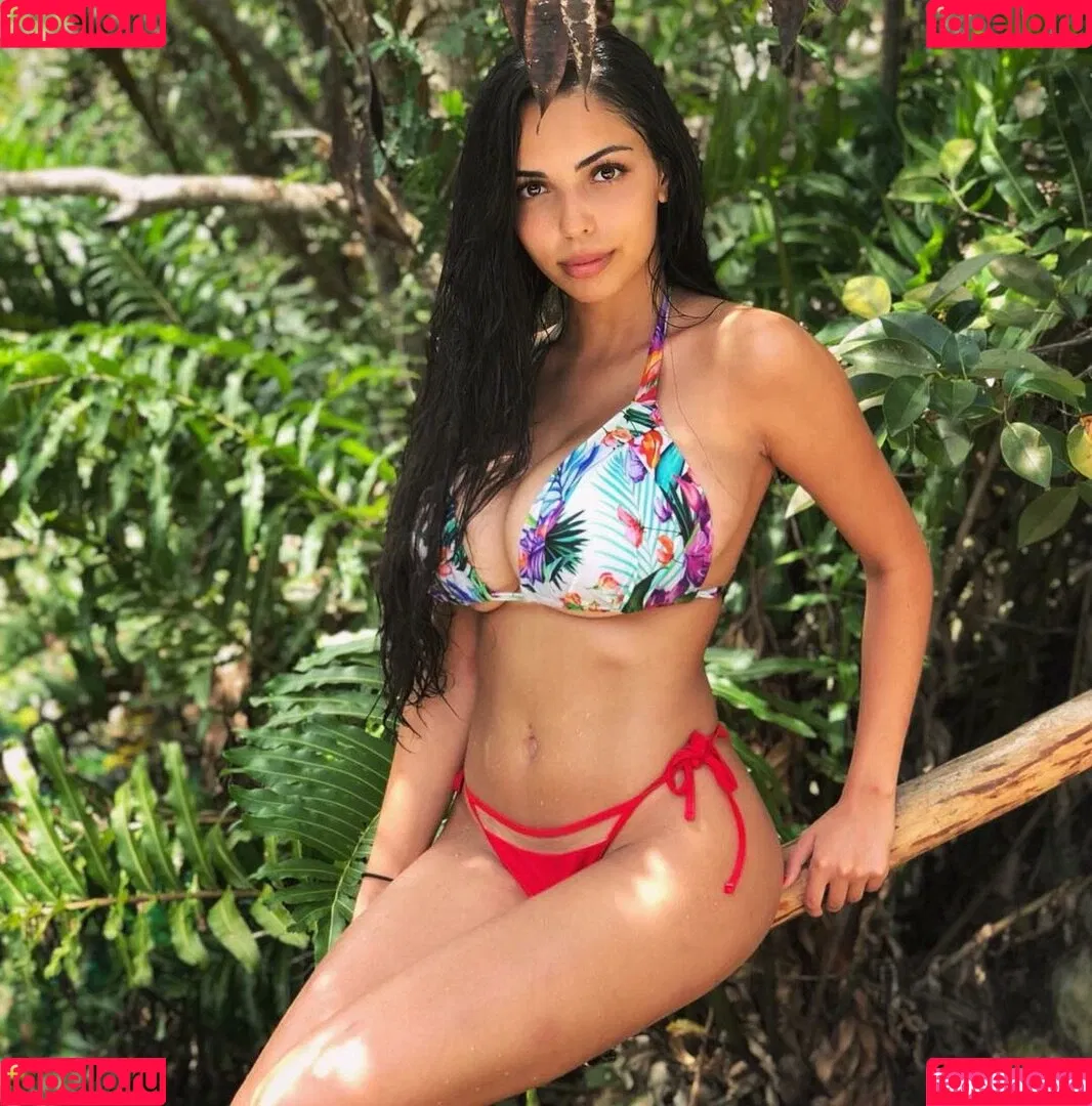 Tara Yazdi Onlyfans Photo Gallery 