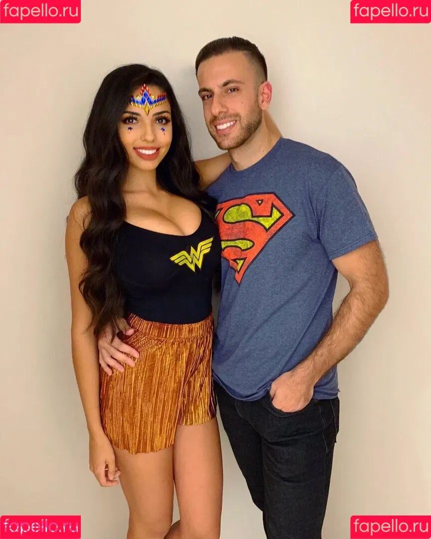 Tara Yazdi Onlyfans Photo Gallery 