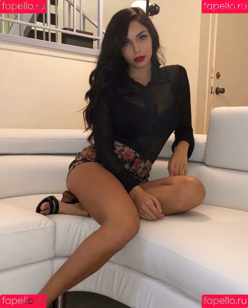Tara Yazdi Onlyfans Photo Gallery 