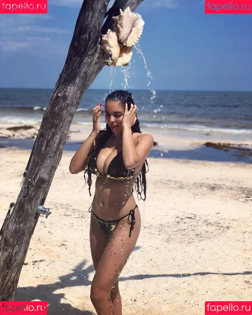 Tara Yazdi Onlyfans Photo Gallery 