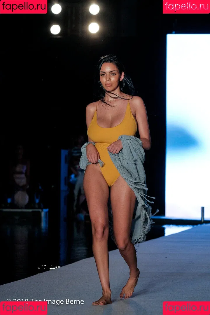 Tara Yazdi Onlyfans Photo Gallery 